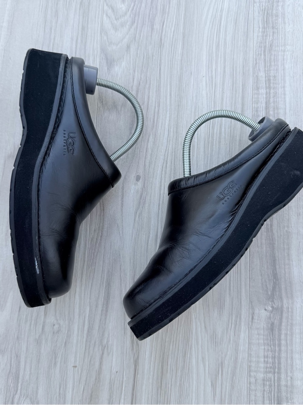 UGG Australia 5331 Black Leather Platform Clogs – Women’s Size 9.5